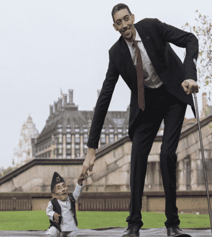 World's tallest and shortest man meet - Kiwi Kids News