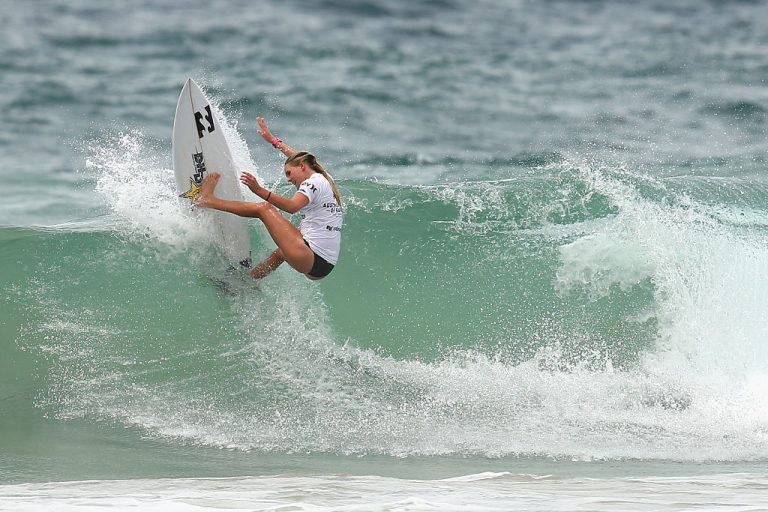 Australian surfer breaks record - Kiwi Kids News