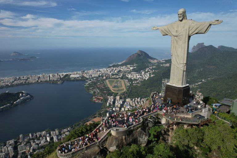 Christ the Redeemer Statue in Rio Lights Up for Taylor Swift - Kiwi ...