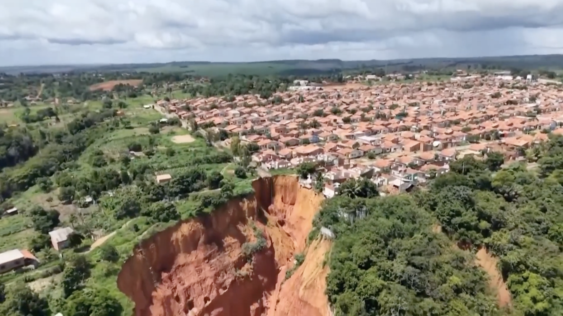 Sinkhole in Brazil threatens homes - Kiwi Kids News